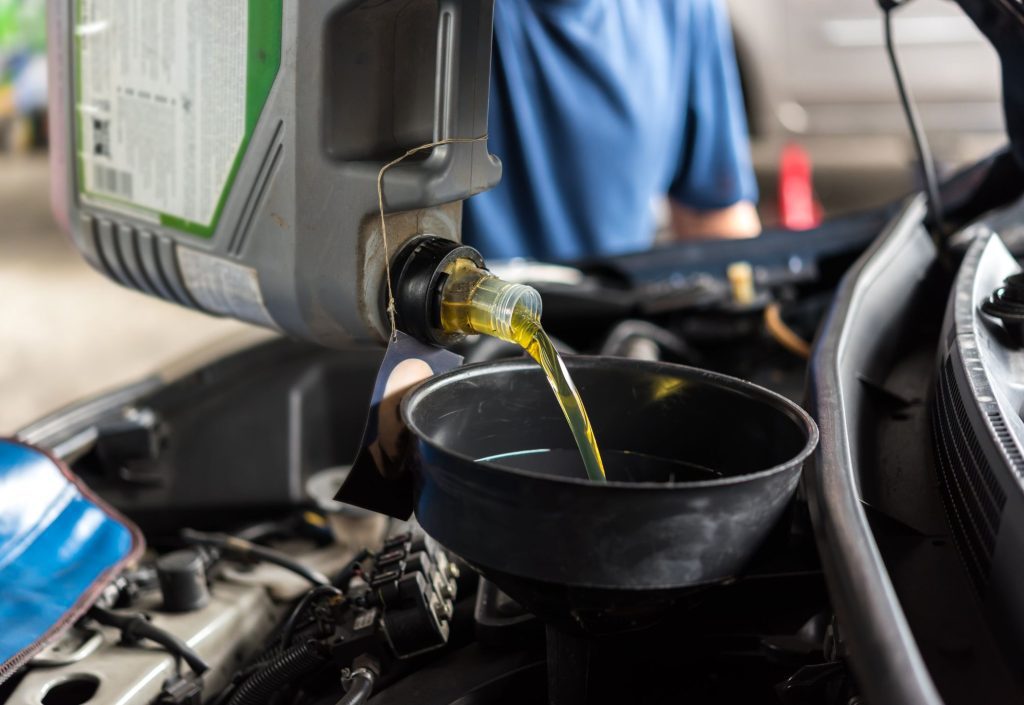 Botella de aceite de motor con una etiqueta visible