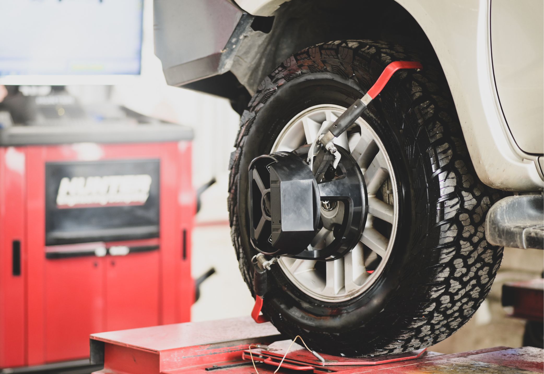 Automóvil blanco en proceso de alineación y balanceo