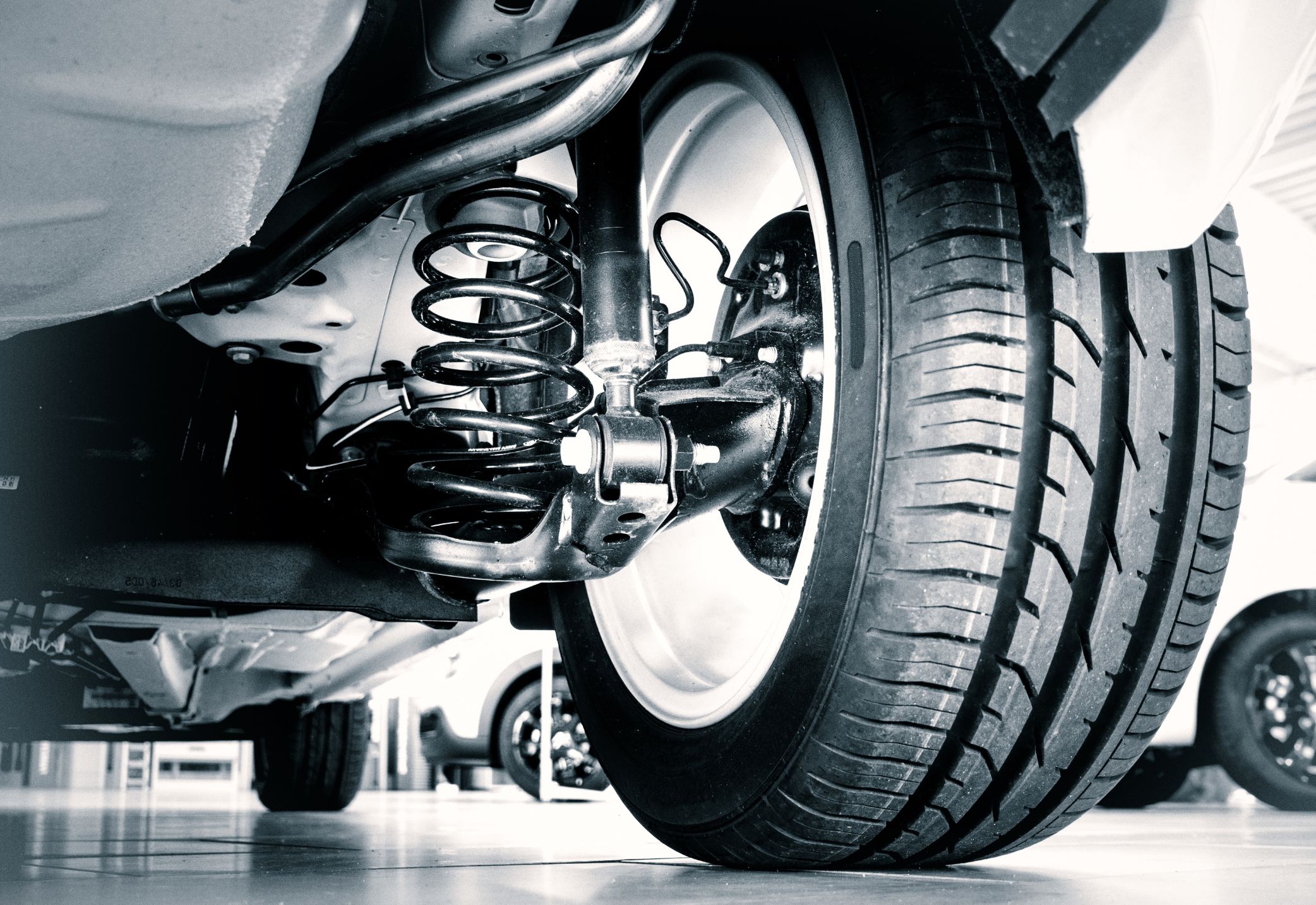 Amortiguadores de coche, en una imagen gris que muestra la parte trasera de un coche