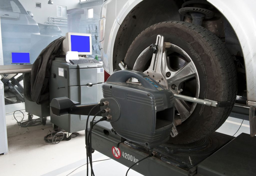 Señales de que tu coche necesita alineación y balanceo inmediato