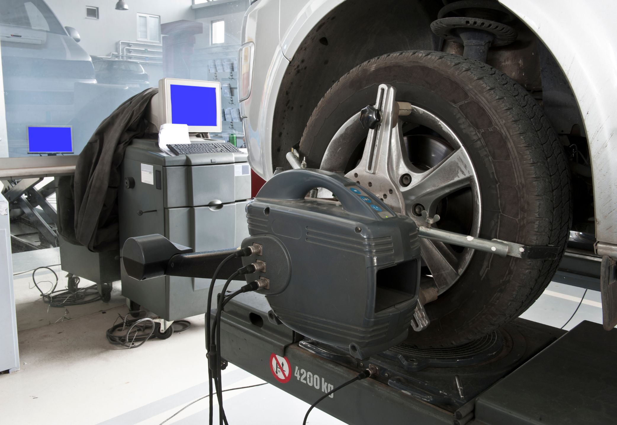 Señales de que tu coche necesita alineación y balanceo inmediato