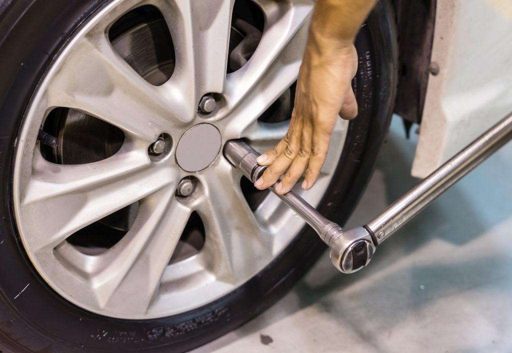 Persona cambiando una llanta